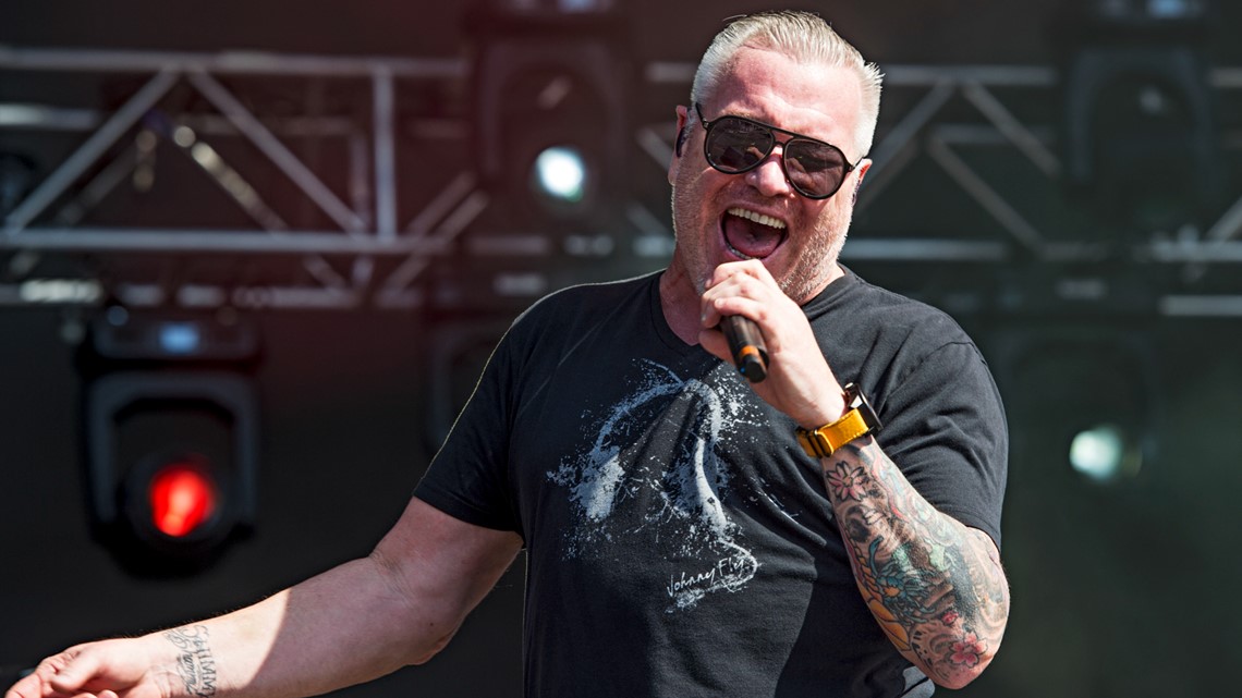 Smash Mouth singer Steve Harwell dies at 56 - CBS News