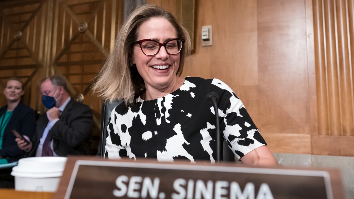 Kyrsten Sinema goes independent, complicates 2024 elections - Vimarsana News