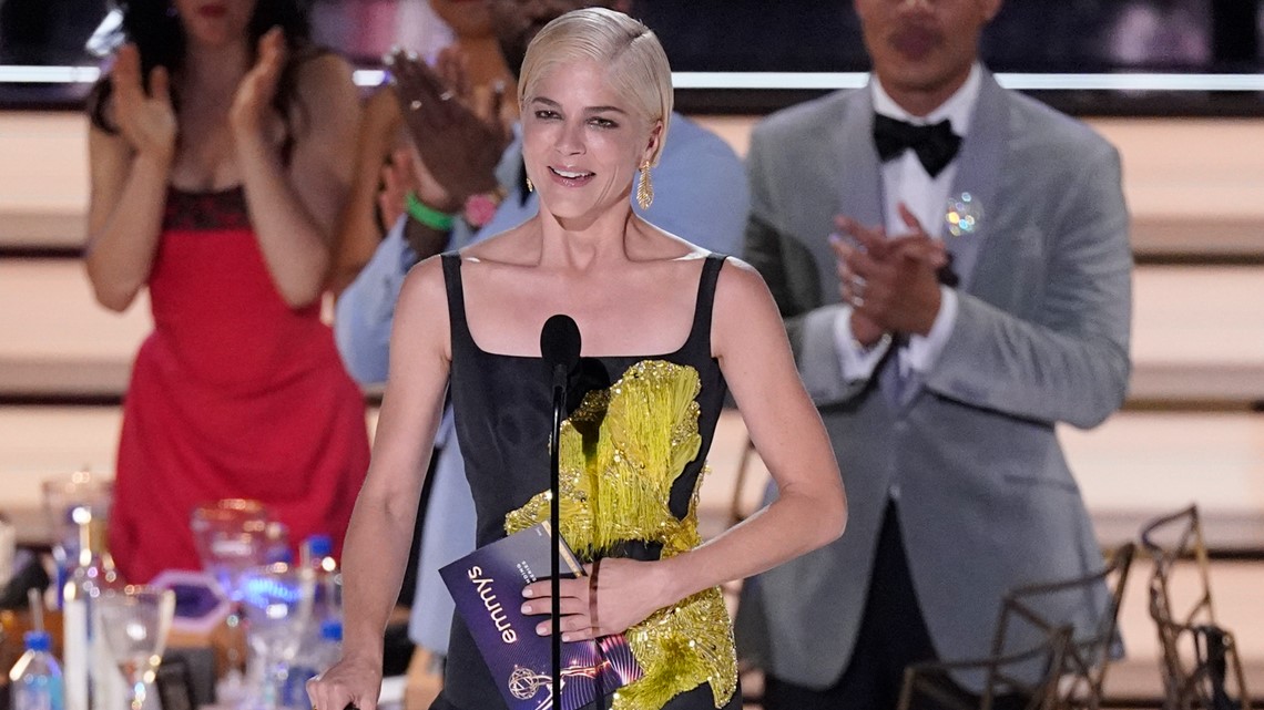 Selma Blair takes Emmy Awards stage with a cane - Vimarsana News