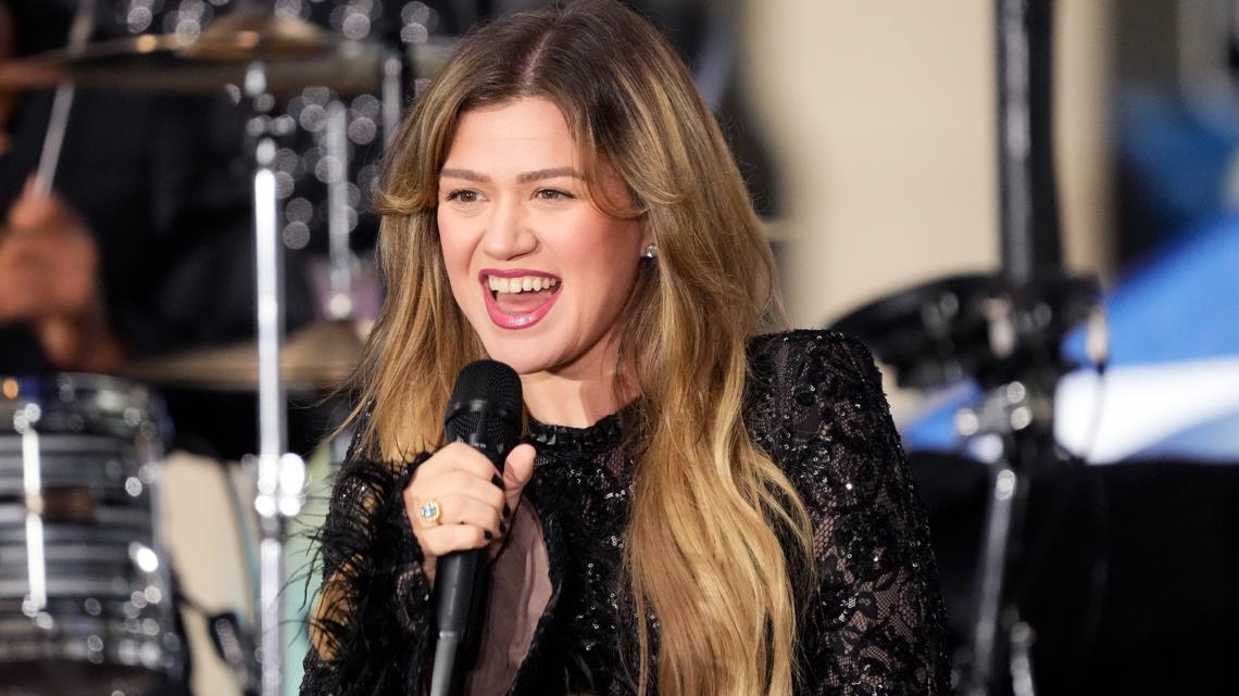 Footage of Kelly Clarkson in Brooklyn novelty shop released as store ...
