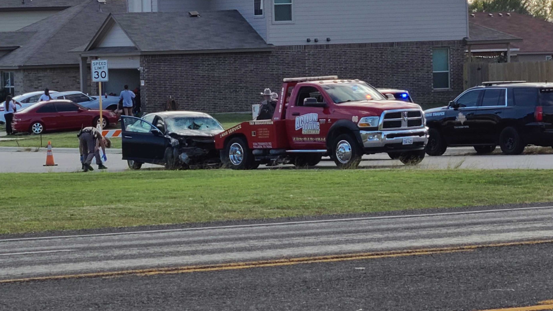 Killeen PD investigate car that drove through 3 yards at 100 mph cbs19.tv