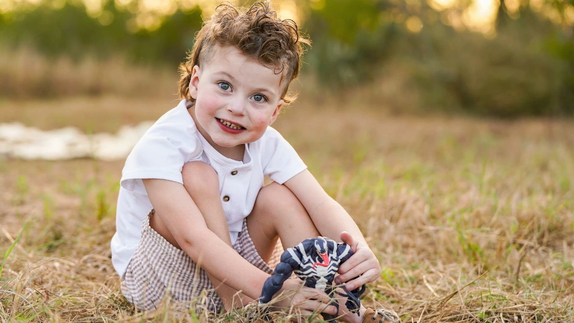 Texas community puts on Halloween parade for 4-year-old boy awaiting ...