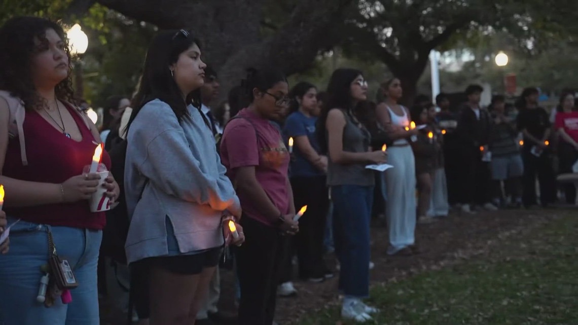 UT Austin students hold vigil for victims of 6th Street mass shooting ...