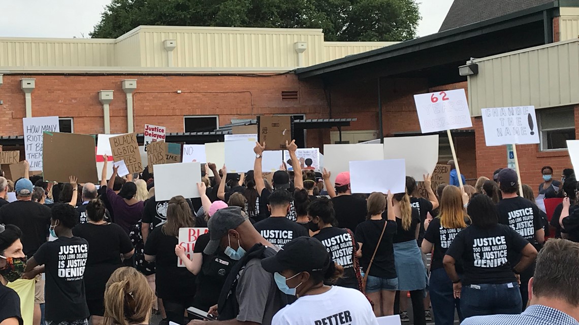 Protesters demand Tyler ISD to change name of Robert E. Lee High School