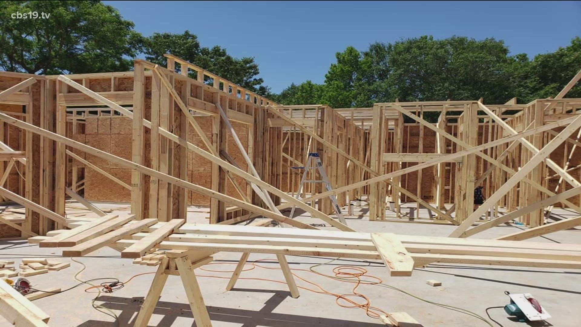 Our Alan Kasper sits down with a disabled veteran and his wife to hear how a dream home near Henderson is starting to rot before they ever moved in.