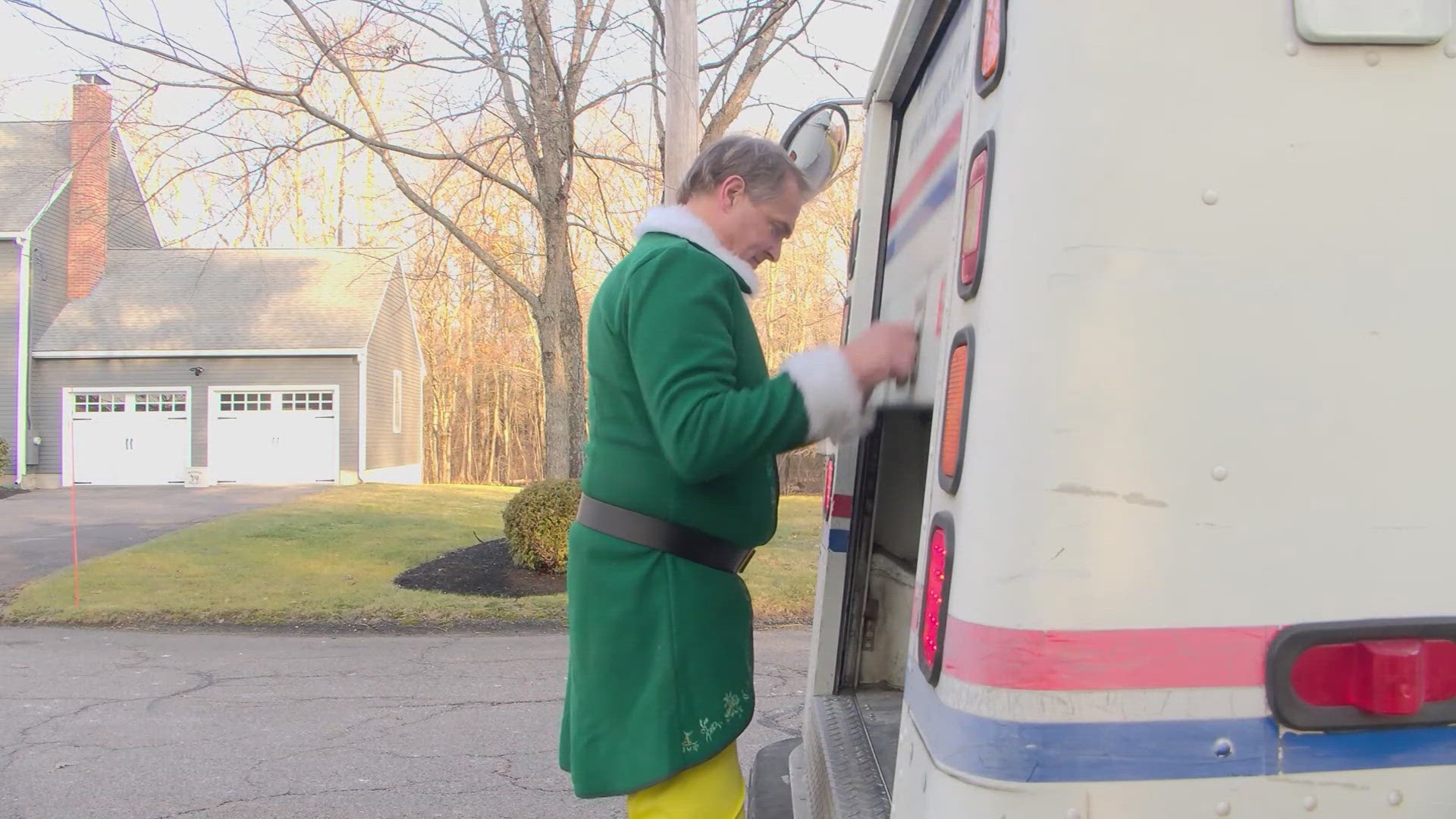 Postal worker dresses up as 'Buddy the Elf', image size:1920x1080