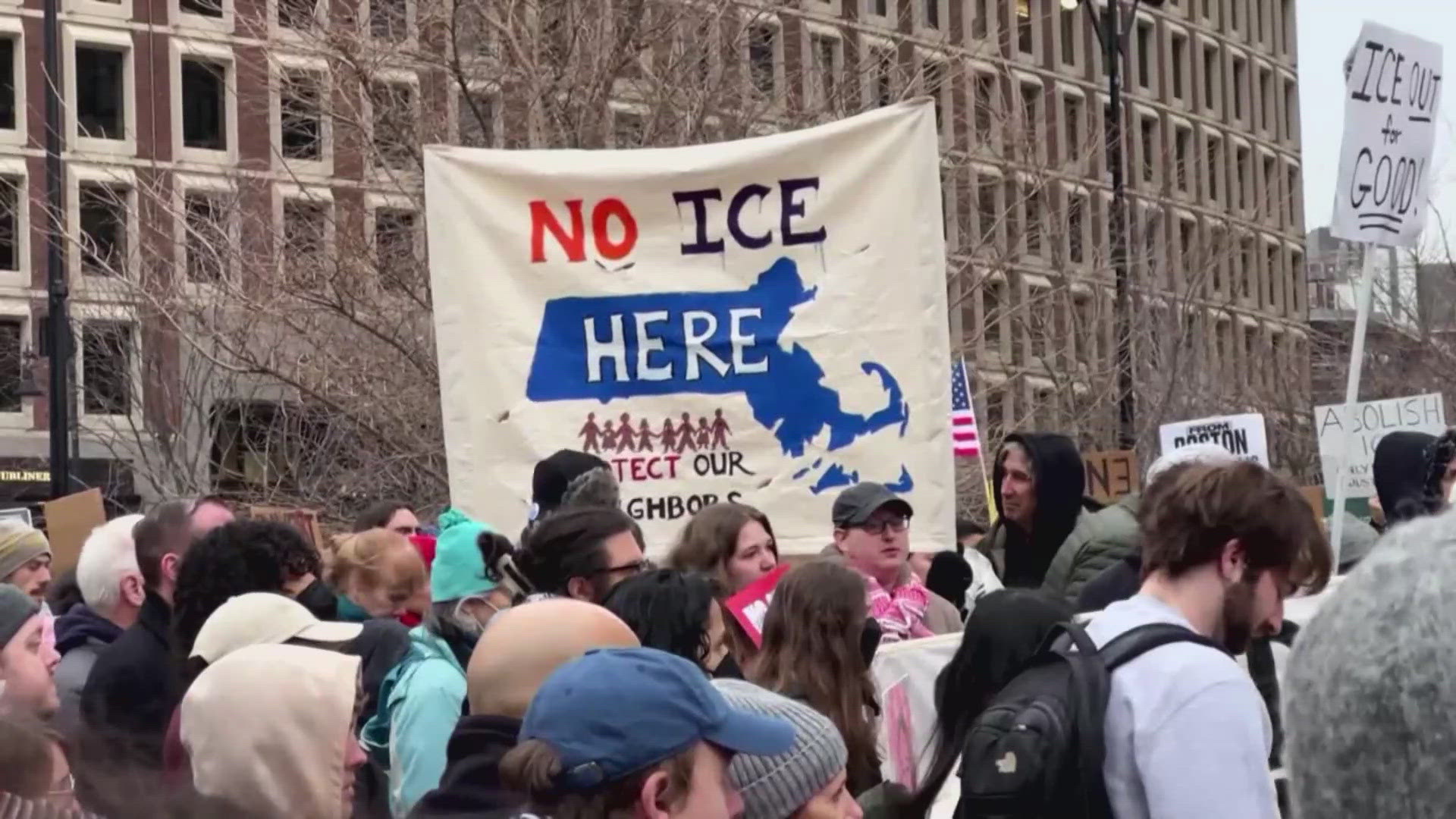 Noem deploys hundreds more federal agents to Minnesota amid protests ...