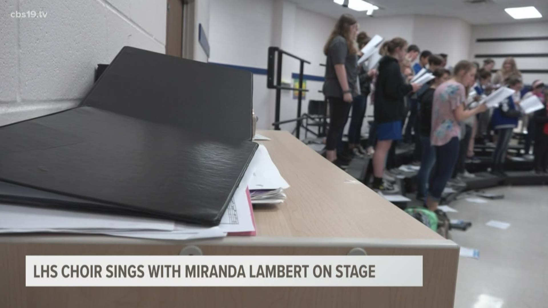 Lindale High School Choir sings with Miranda Lambert
