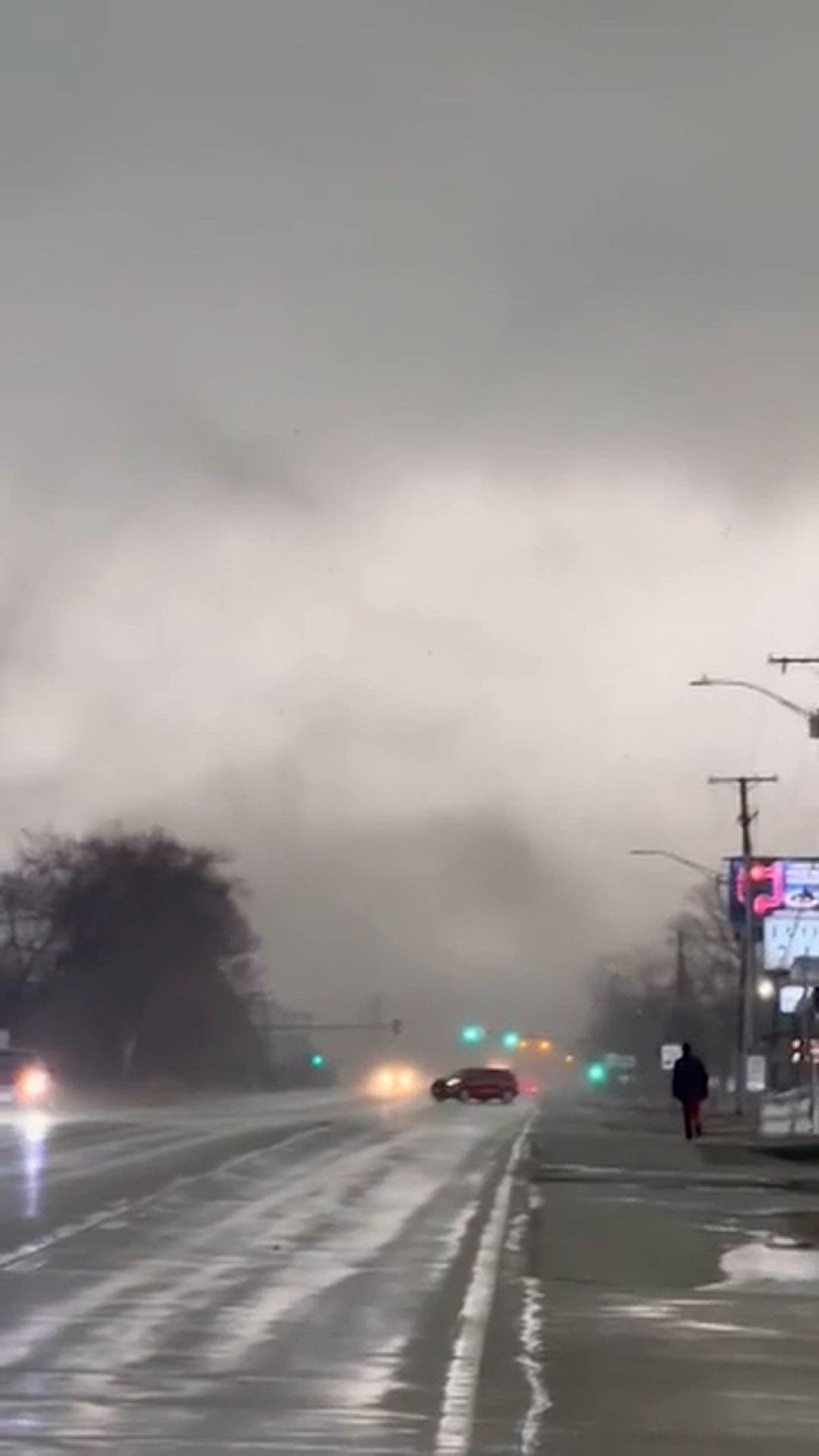Video captures tornado moving through Illinois town | cbs19.tv