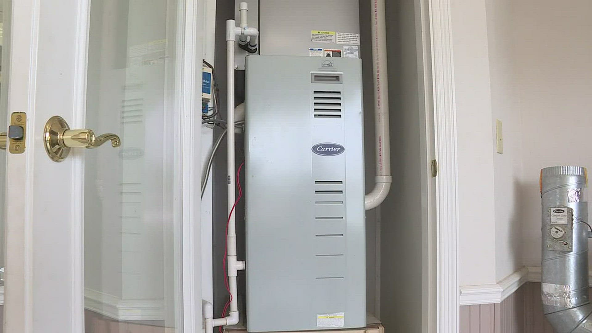 With temperatures in Texas reaching the mid 90s most of us are cranking up our air conditioning unit, but that could be running up your electric bill. But does turning it up while your away save money?