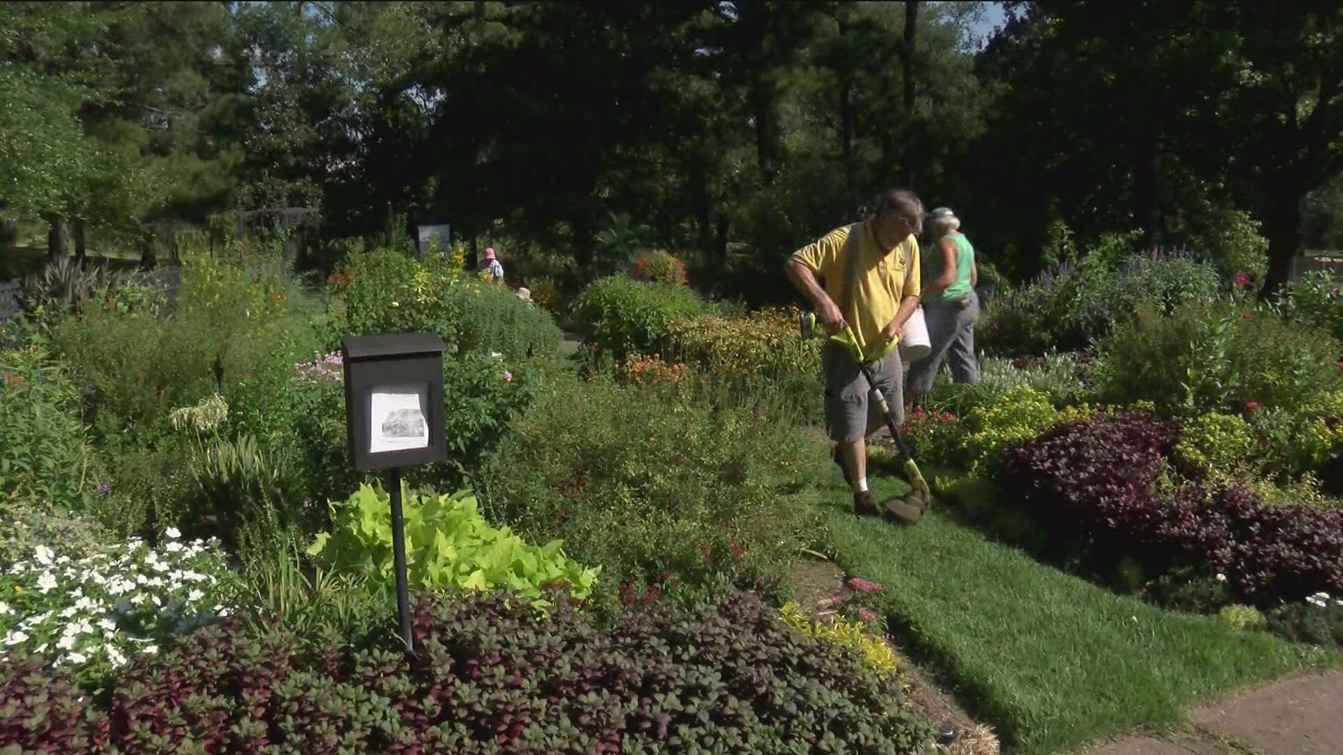 In Week 3 of Smith County Master Gardener Series, we discuss the warning signs of heat exhaustion and how to stay cool while working in your garden