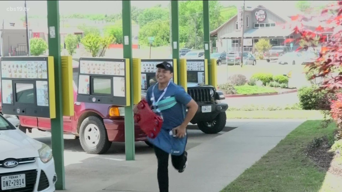 Community shows love for East Texas fast food worker - Vimarsana News