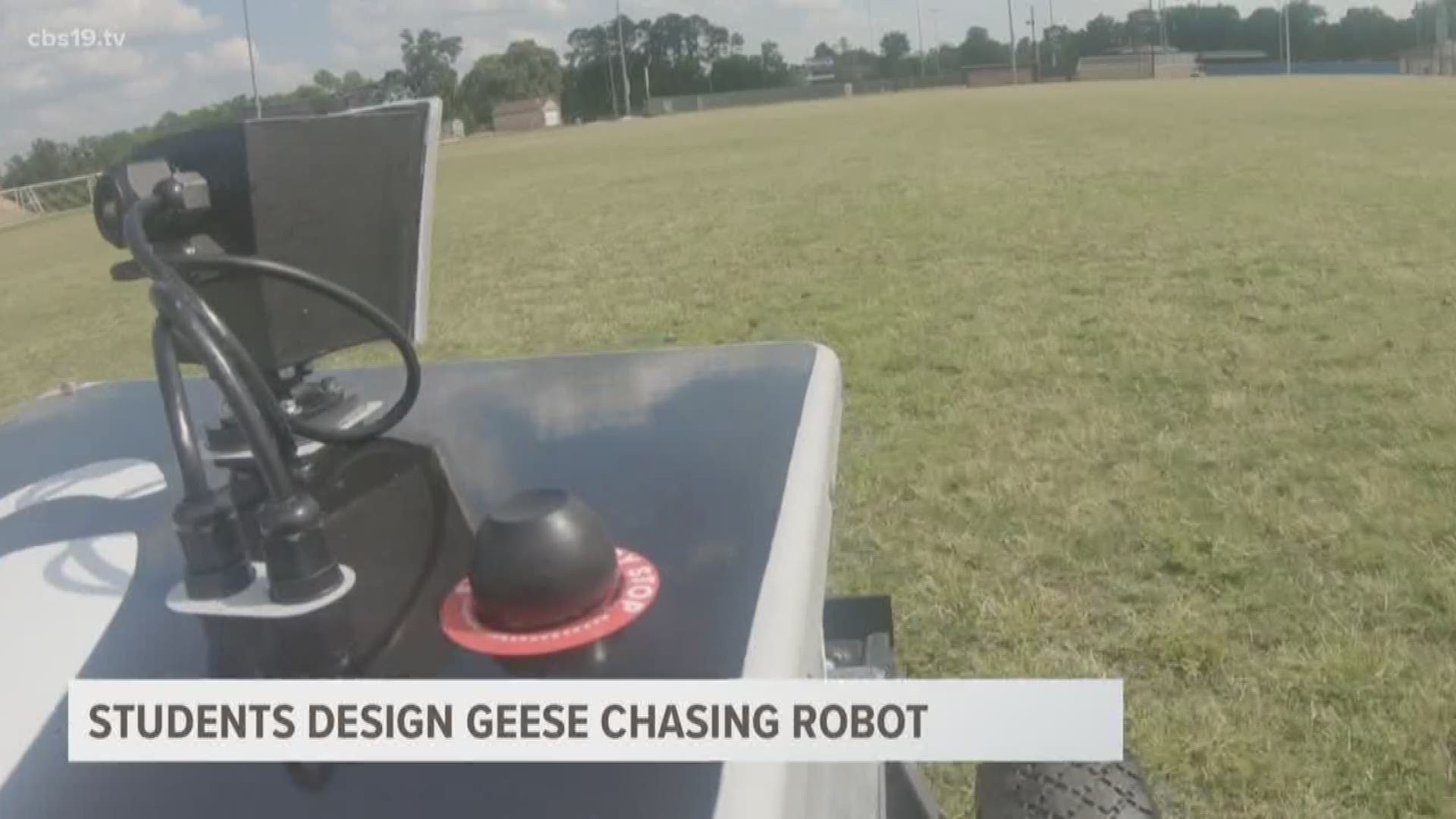 Geese, golf and robots are three words one would likely never use in the same sentence. However, some inventive students came up with a creative solution for a oddly common problem.