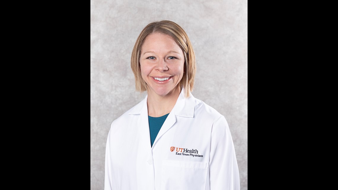 Dr. Peebles, UT Health East Texas physician, holds running clinic