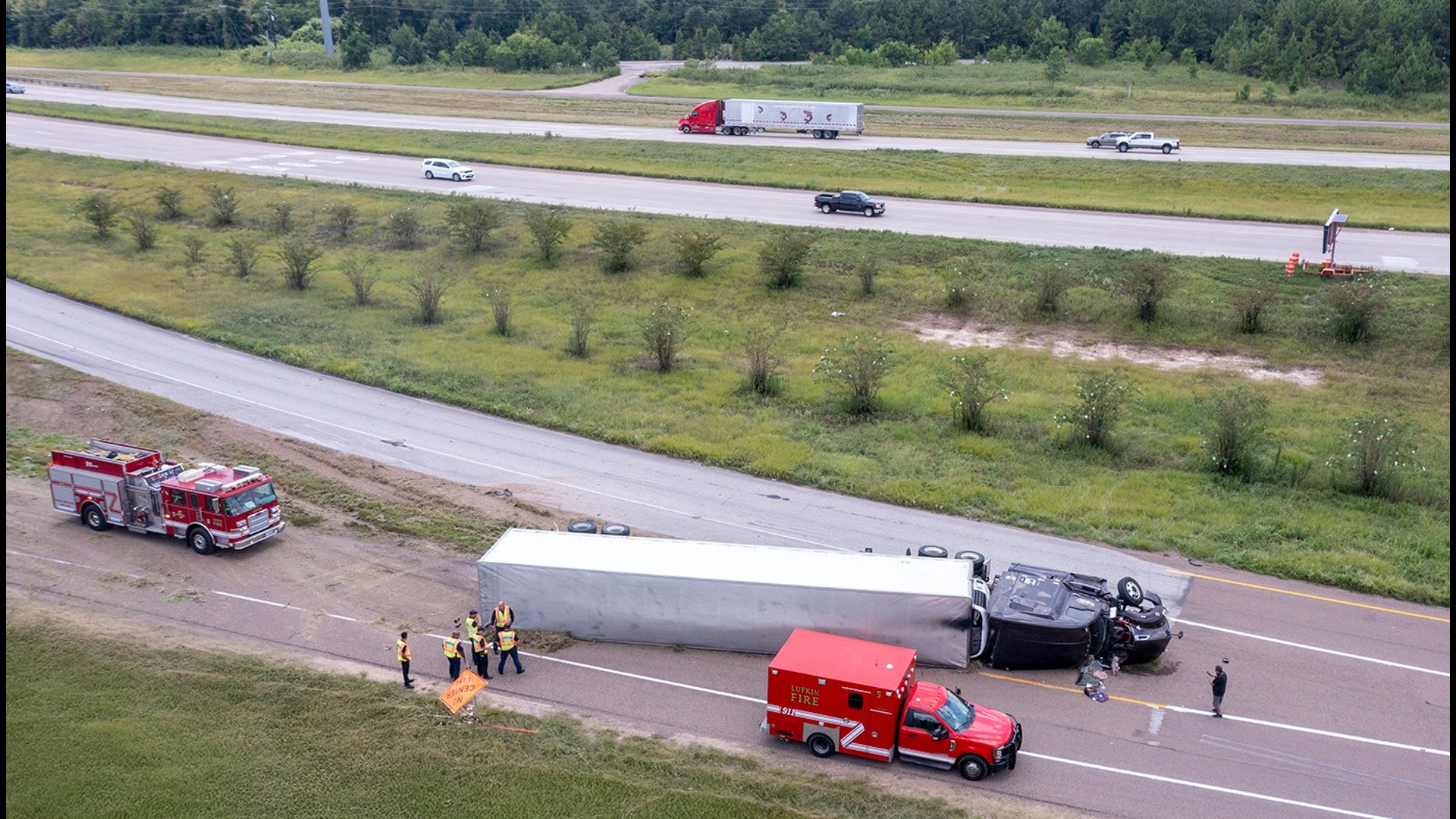 Lufkin crews respond to 18-wheeler rollover crash | cbs19.tv