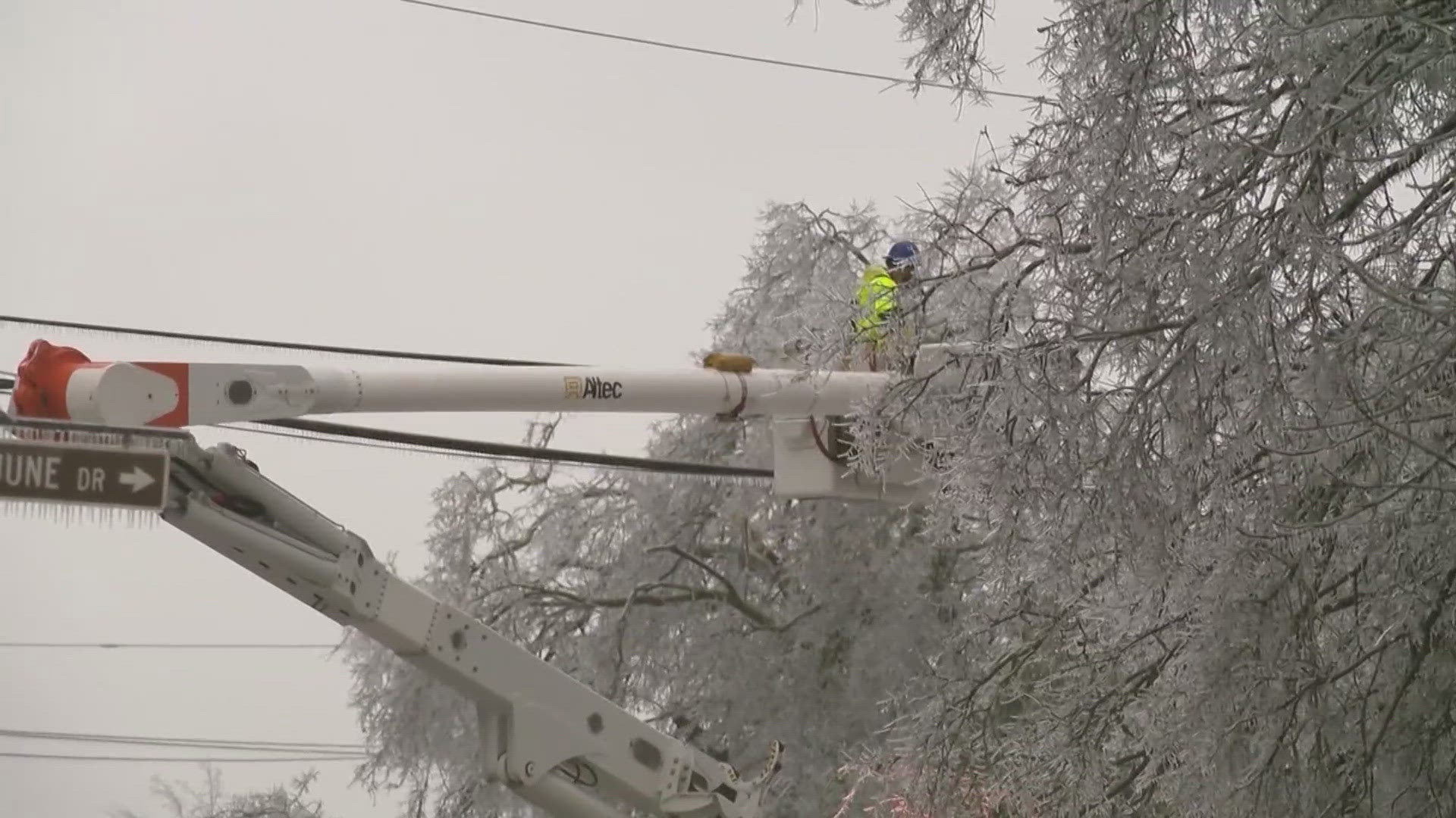 Crews working to restore power to thousands after winter storm | cbs19.tv