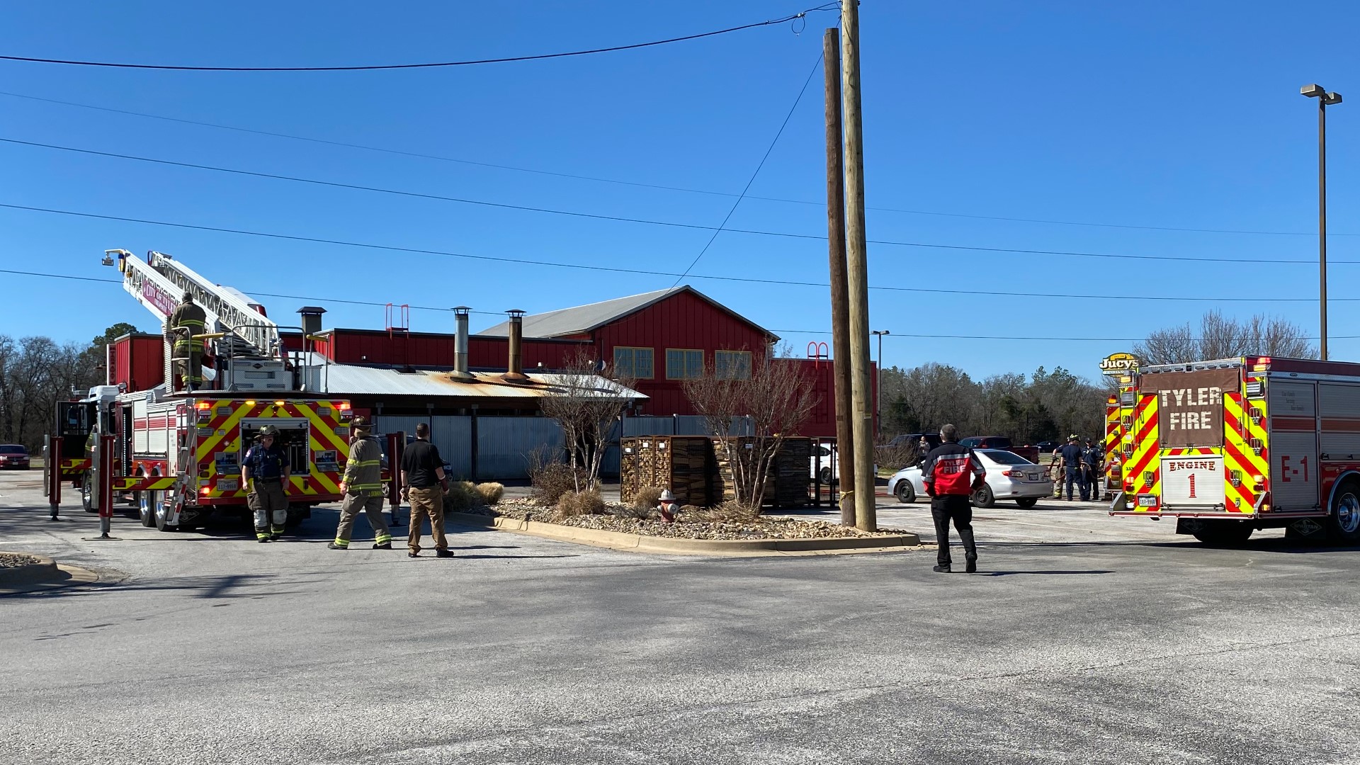 Fire crews extinguish fire at Rudy's in Tyler | cbs19.tv