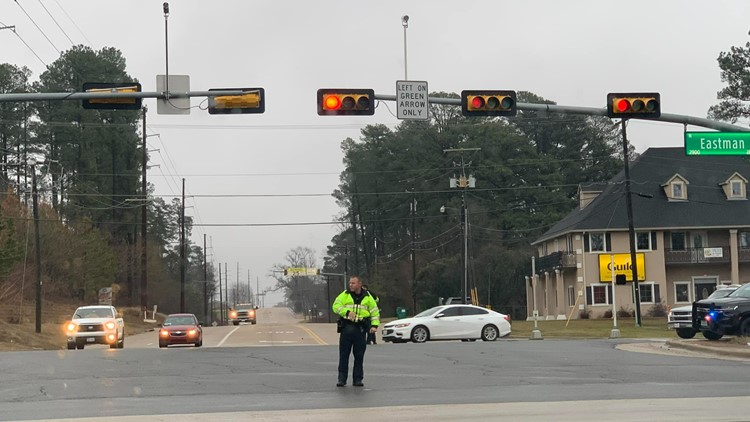 Traffic due to signal lights not working, Longview officers directing traffic