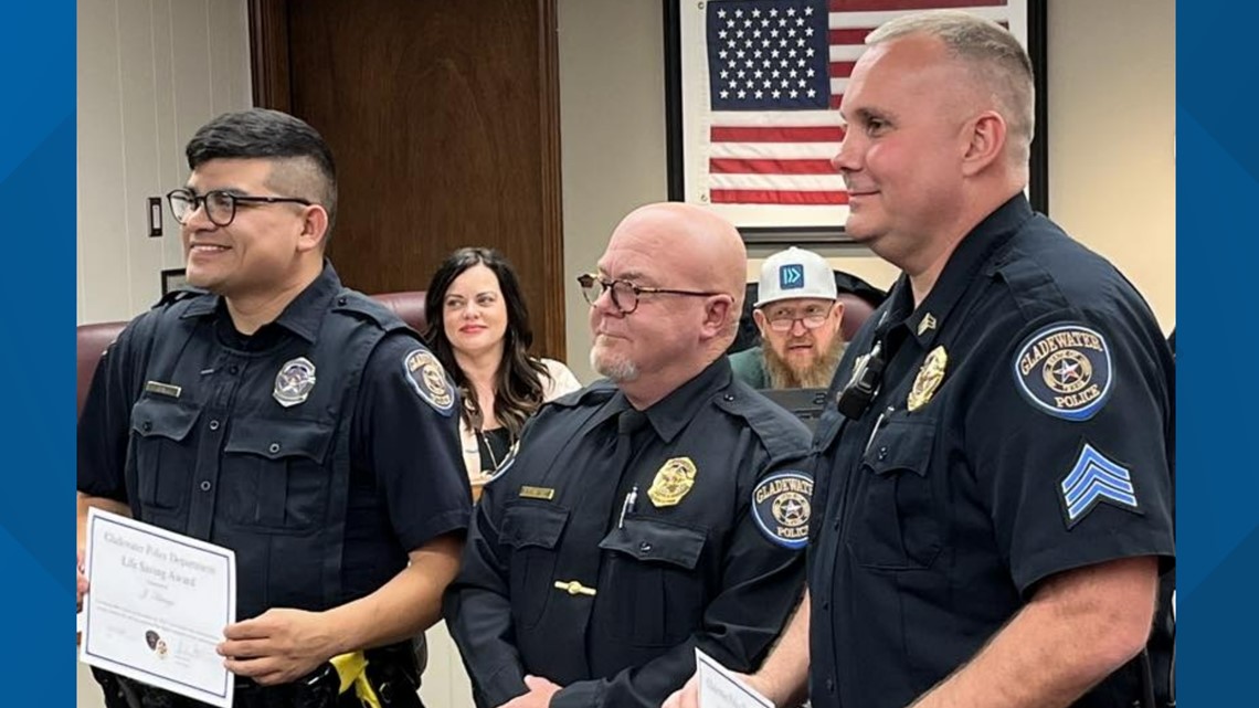 Gladewater Officers Honored After Saving Man Who Overdosed | Cbs19.tv