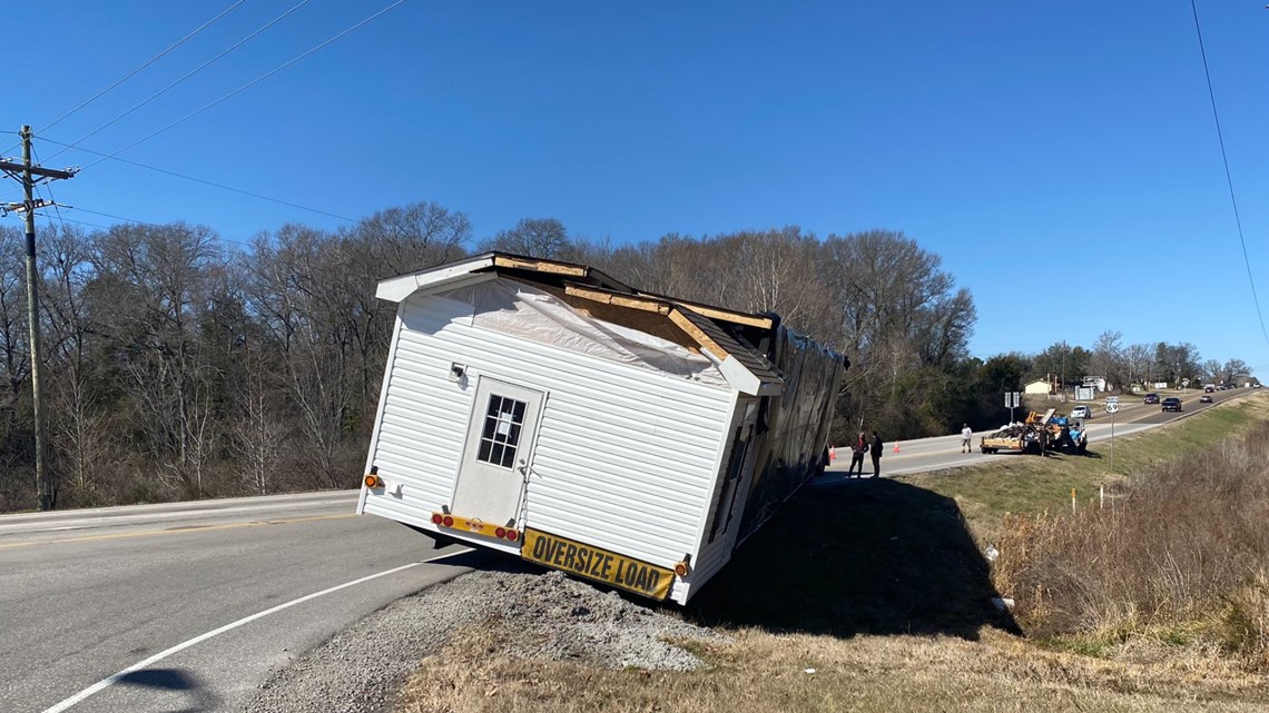 Officials try to remove stuck mobile home in Mineola - Vimarsana News