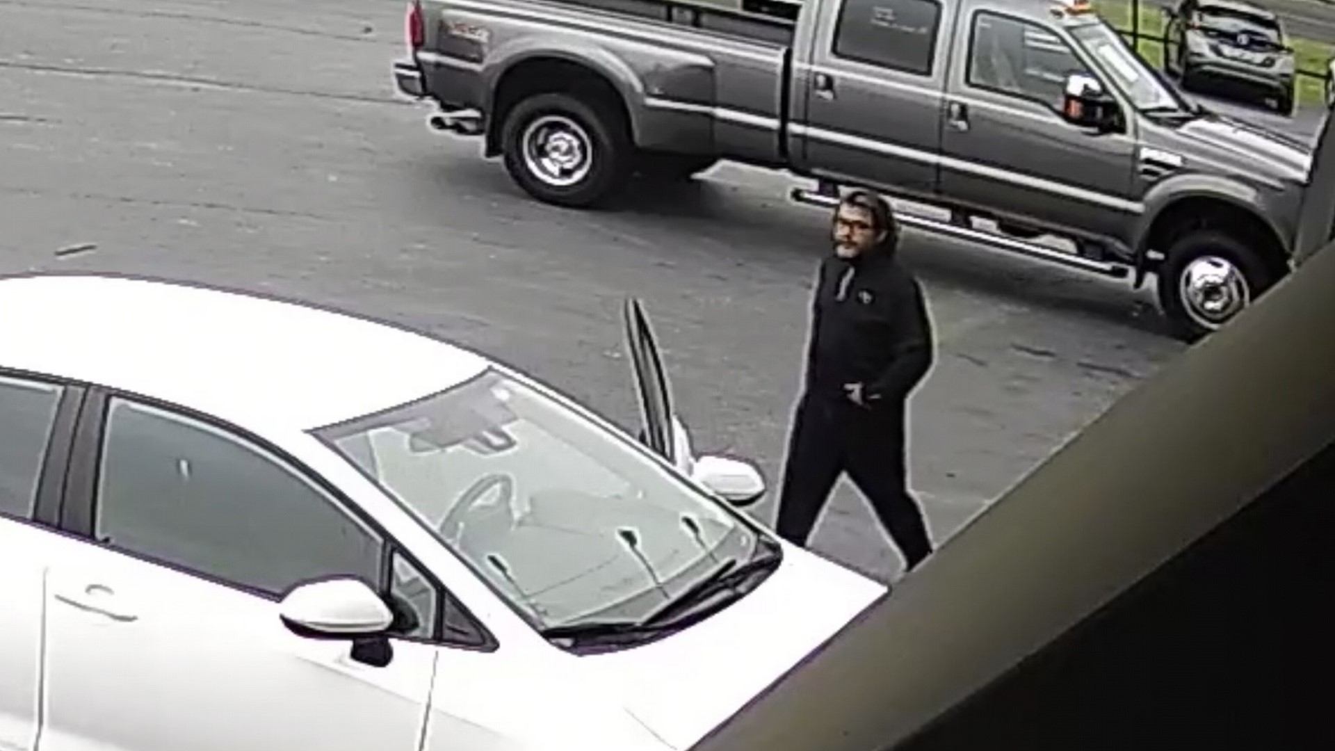 Smith County officials look for man accused of stealing tailgate cbs19.tv