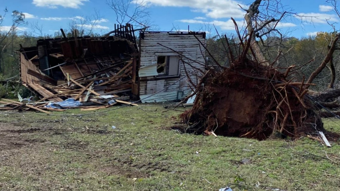 Hughes Springs firefighter takes cover under Jeep during storm - Vimarsana News