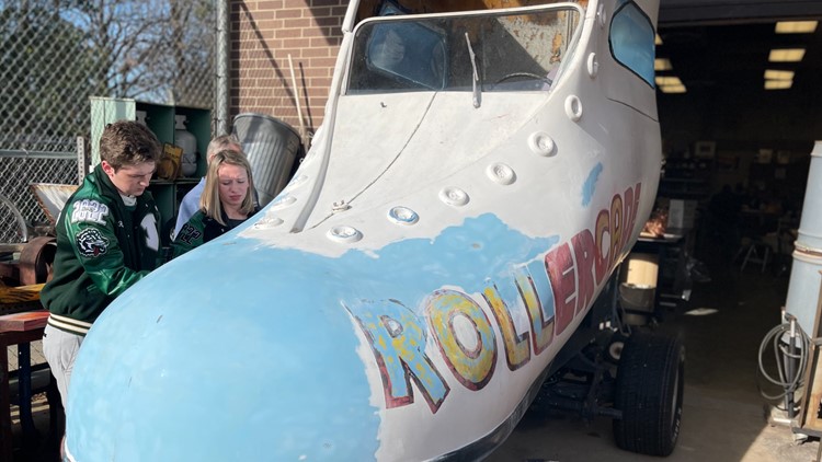 Longview High art students work to restore iconic Rollercade skate car