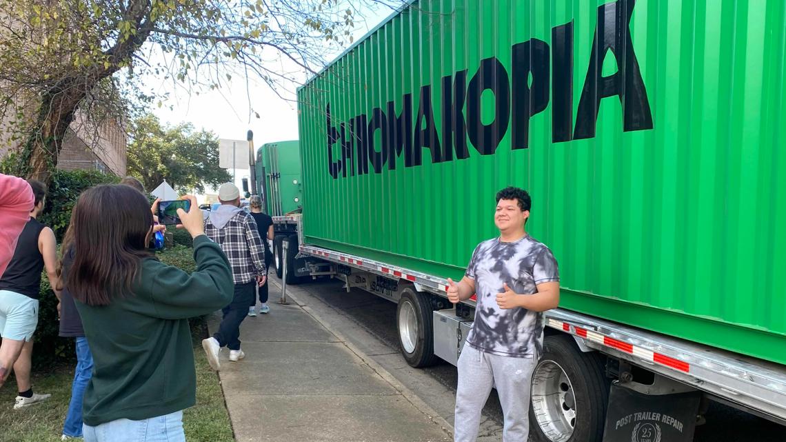 PHOTOS: CHROMAKOPIA truck stops in Tyler for photo opportunity | cbs19.tv