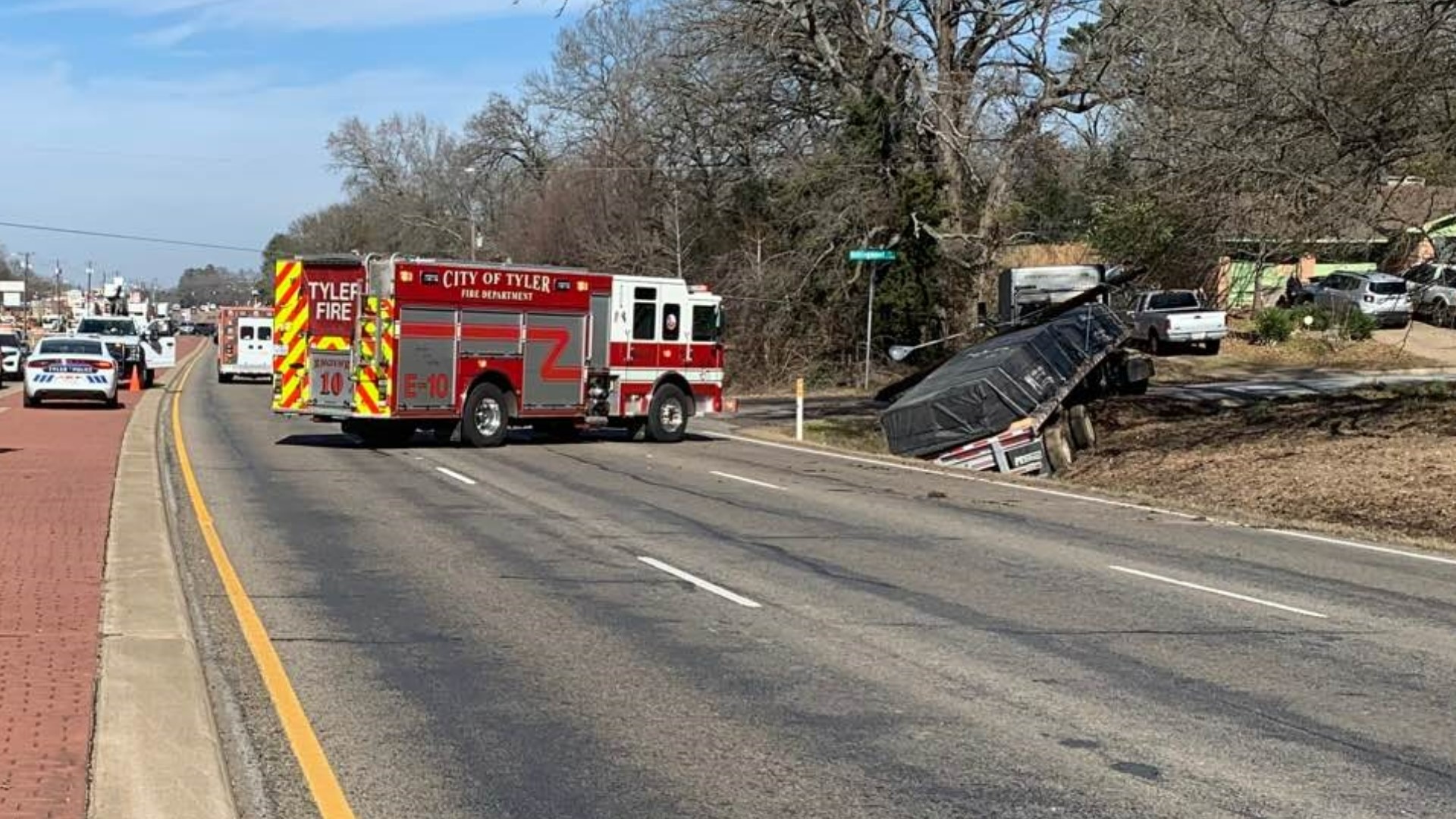 Semi Crashes Into Power Pole In Tyler Cbs19tv