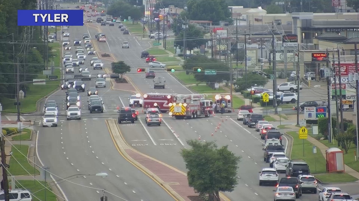 Major crash shuts down South Broadway in Tyler | cbs19.tv