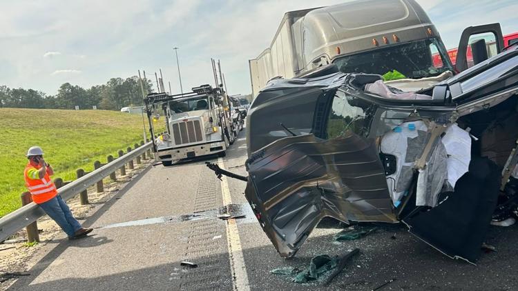 Eastbound lanes of I-20 near Waskom closed due to major 18-wheeler