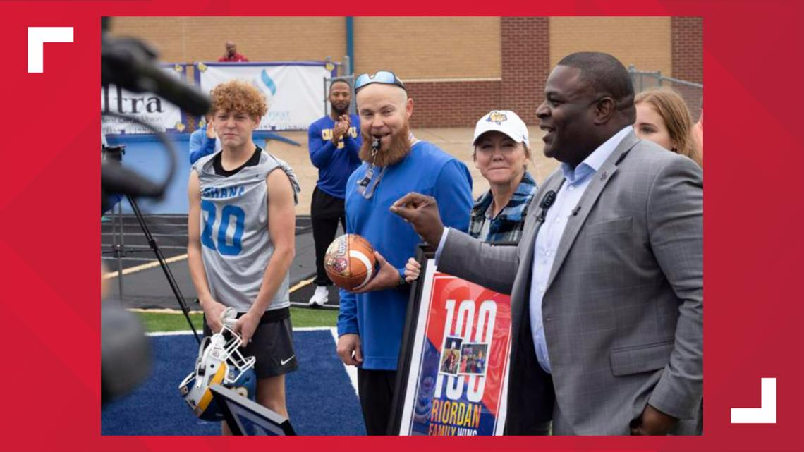 Chapel Hill ISD honors football coach Jeff Riordan for 100th win cbs19.tv