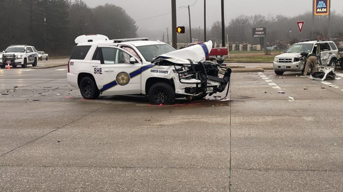 2 injured after wreck involving Smith County Sheriff's Office car