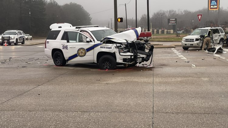 1 deputy, another driver injured after 3-vehicle wreck involving Smith County Sheriff's Office car