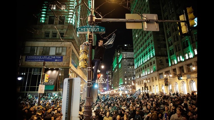 Phillies fans celebrate in Center City - CBS Philadelphia