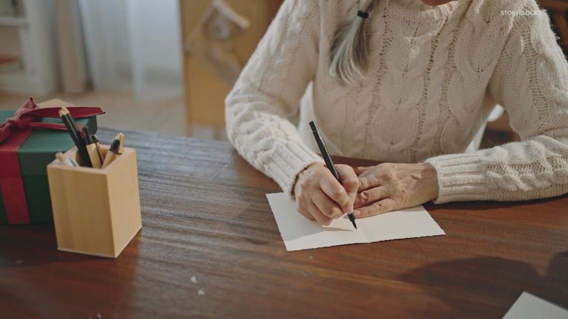 How to make your last name plural when writing holiday cards cbs19.tv
