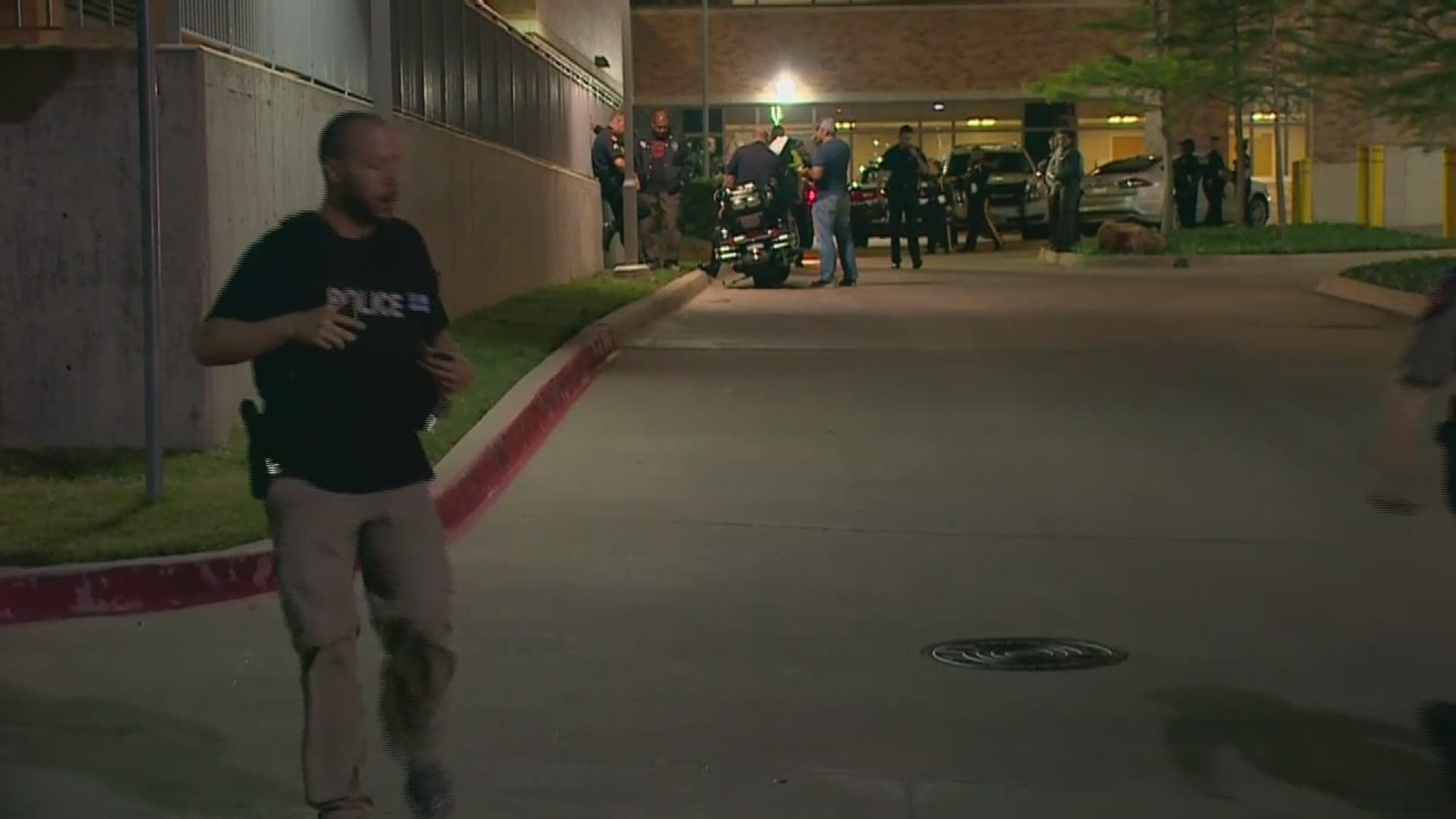 RAW VIDEO: Officers run out of hospital to chase truck related to shooting of Dallas officers