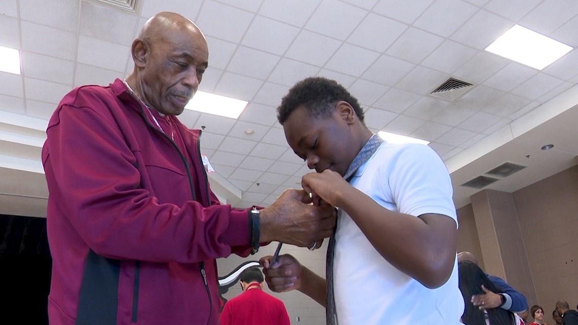North Texas man volunteers to help students learn to tie a tie - Vimarsana News
